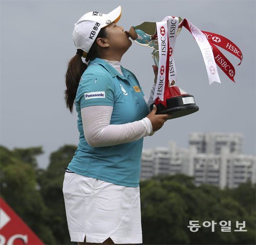 ‘골프여제’ 박인비가 2017년 미국여자프로골프(LPGA)투어 HSBC 위민스챔피언십에서 우승한 뒤 트로피에 입을 맞추고 있다. 동아일보DB
