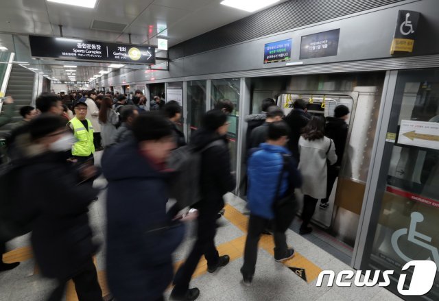 지하철 9호선 연장개통 후 첫 출근일인 2018년 12월3일 오전 서울 송파구 석촌역에서 시민들이 지하철에 탑승하고 있다. © News1
