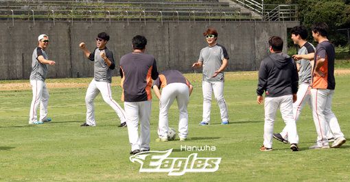 한화 투수들이 26일 일본 오키나와현 야에세초의 고친다 야구장 옆 축구장에서 훈련의 일환으로 축구공 돌리기를 하고 있다. 사진제공 | 한화 이글스