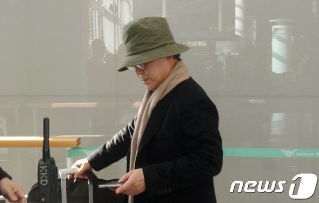 우윤근 주러시아대사가 지난해 12월17일 오전 인천국제공항을 통해 러시아로 출국하고 있다. /뉴스1 © News1