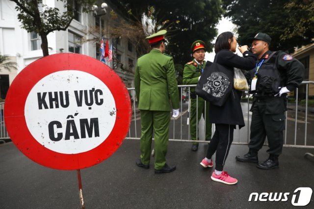 27일 오전 베트남 하노이 소피텔 레전드 메트로폴 호텔 앞에서 현지 공안들이 경계근무를 하고 있다. 2019.2.27/뉴스1 © News1