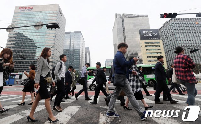역대 최장의 추석 황금연휴를 마치고 일상으로 복귀한 시민들이 10일 오전 서울 광화문 네거리에서 출근길 발걸음을 옮기고 있다. 2017.10.10/뉴스1 © News1