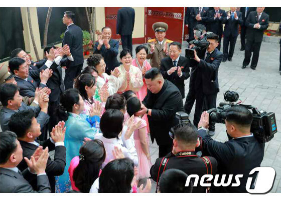 김정은 북한 국무위원장이 베트남 하노이에 도착한 뒤 주베트남북한대사관을 찾아 대사관 관계자 및 가족들과 인사하고 있는 모습을 노동신문이 27일 보도했다.(노동신문) 2019.2.27/뉴스1