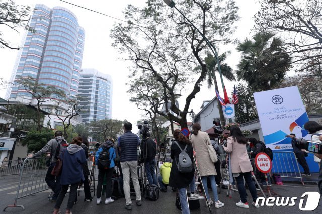 27일 김정은 북한 국무위원장의 숙소인 베트남 하노이 멜리아호텔 앞에서 각국 취재진들이 대기를 하고 있다. 김정은 위원장과 도널드 트럼프 미국 대통령은 이날 오후 하노이에서 첫 만남을 갖고 정상회담을 시작한다. 2019.2.27/뉴스1 © News1