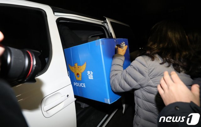 14일 서울지방경찰청 광역수사대는 사이버수사대와 합동으로 버닝썬 클럽과 역삼지구대에 대해 압수수색을 했다. © News1