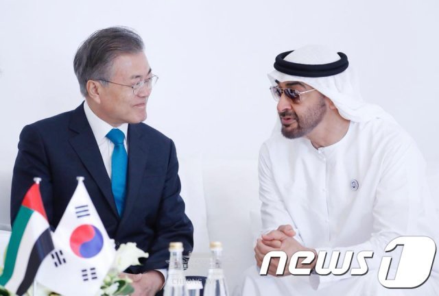 아랍에미리트(UAE)를 공식 방문 중인 문재인 대통령이 26일 오후(현지시간) 바라카 원전 1호기 건설 완료행사에 앞서 모하메드 빈 자이드 알 나흐얀 왕세제와 대화하고 있다. (청와대 페이스북) 2018.3.27/뉴스1 © News1