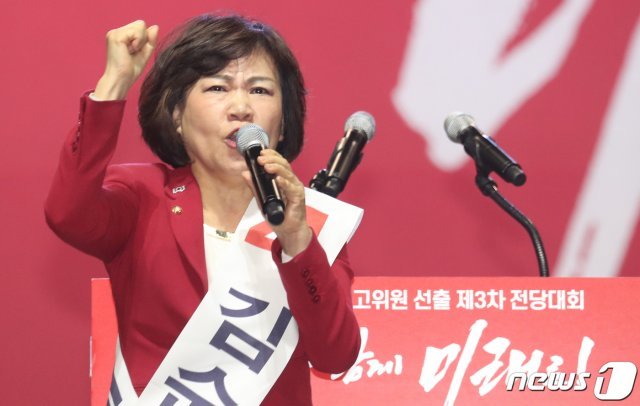 김순례 자유한국당 최고위원 후보가 27일 경기도 고양시 일산 킨텍스에서 열린 제3차 전당대회에서 지지를 호소하고 있다. 2019.2.27/뉴스1 © News1