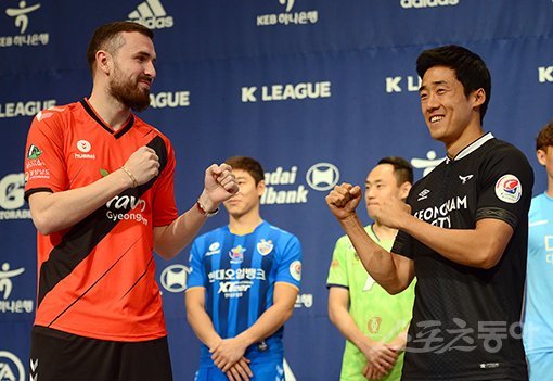 경남FC 조던 머치(왼쪽)-성남FC 서보민. 김종원 기자 won@donga.com