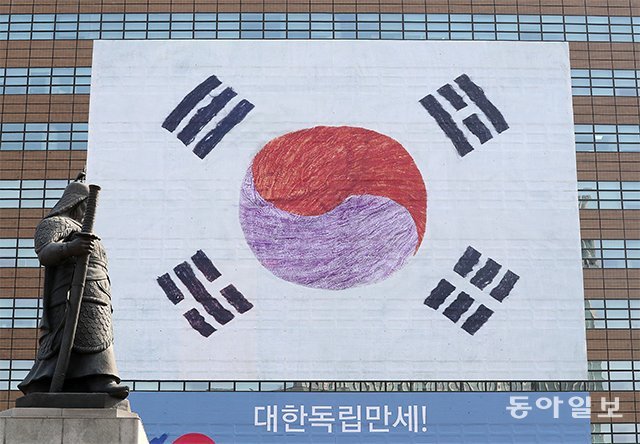 ‘남상락 자수 태극기’가 27일 서울 광화문 교보생명 빌딩에 게양됐다. 전영한 기자 scoopjyh@donga.com