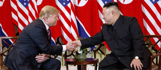 웃으며 시작한 2차 담판 도널드 트럼프 미국 대통령(왼쪽)과 김정은 북한 국무위원장이 27일 베트남 
하노이 소피텔 메트로폴 호텔에서 만나 웃으며 악수하고 있다. 트럼프 대통령은 “1차 회담 이상으로 성공적이고 또 많은 진전을 이룰
 수 있을 것이라고 생각한다”고 했고, 김 위원장은 “모든 사람들이 반기는 훌륭한 결과가 만들어질 거라고 확신한다”고 했다. 
하노이=AP 뉴시스
