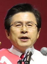 한국당 새 대표 황교안 “文정권 맞서 전투”
