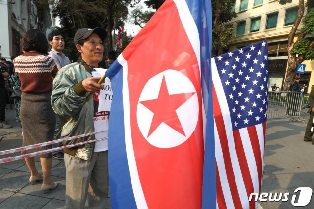 김정은 북한 국무위원장과 도널드 트럼프 미국 대통령의 저녁 만찬이 예고된 27일 오후 베트남 하노이의 메트로폴 호텔 앞에서 베트남 시민들이 성조기와 인공기를 들고 있다. 2019.2.27/뉴스1 © News1