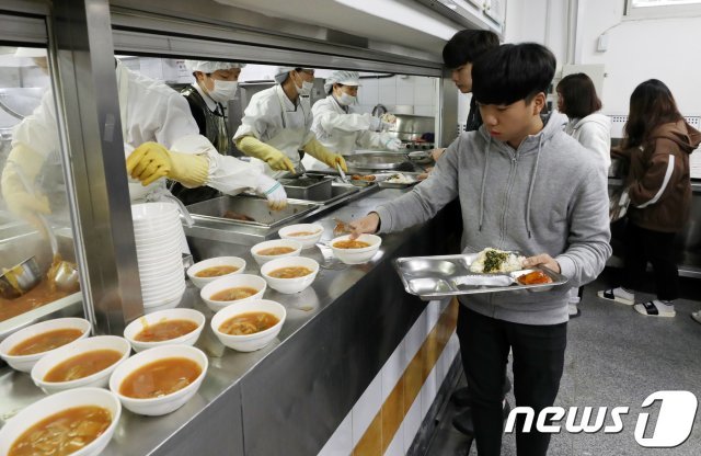 강서구 서울항공비즈니스고등학교에서 고등학생들이 점심식사를 하고 있다. © News1