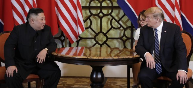 김정은 북한 국무위원장과 도널드 트럼프 미국 대통령과 28일(현지시간) 하노이 메트로폴 호텔 회담장에서 회담하고 있다. ﻿【하노이=AP/뉴시스】