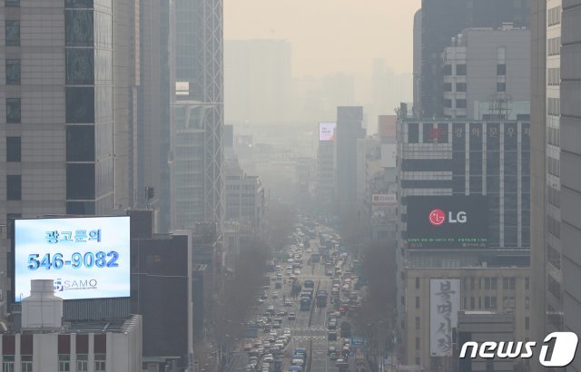 수도권에 고농도 미세먼지 예비저감조치가 발령된 28일 서울 종로구 도심이 뿌옇다. 2019.2.28/뉴스1 © News1