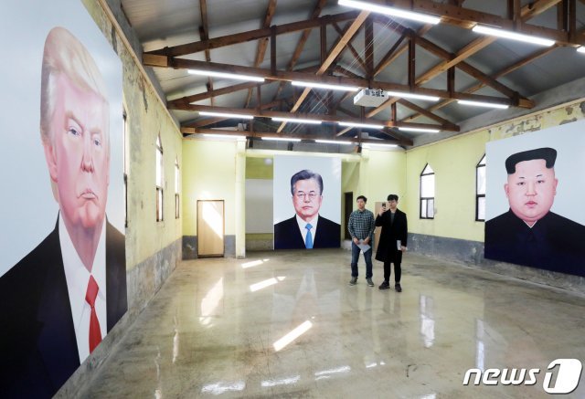 베트남에서 열리는 두 번째 북미정상회담을 하루 앞둔 26일 오후 경기도 화성시 우정읍 매향리 스튜디오에서 시민들이 전시된 도널드 트럼프 미국 대통령, 김정은 북한 국무위원장, 문재인 대통령의 대형 초상화를 관람하고 있다. 2019.2.26/뉴스1 © News1