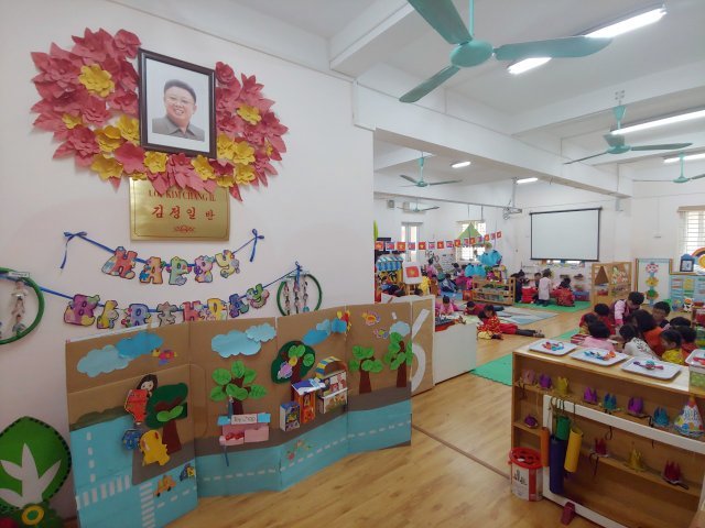 2차 북미 정상회담을 앞두고 김정은 북한 국무위원장이 하노이를 방문한 27일 베트남-북한 우정유치원 김정일반에서 원아들이 수업을 듣고 있다. 이 유치원은 1978년 북한의 지원으로 설립됐다. 【하노이(베트남)=뉴시스】