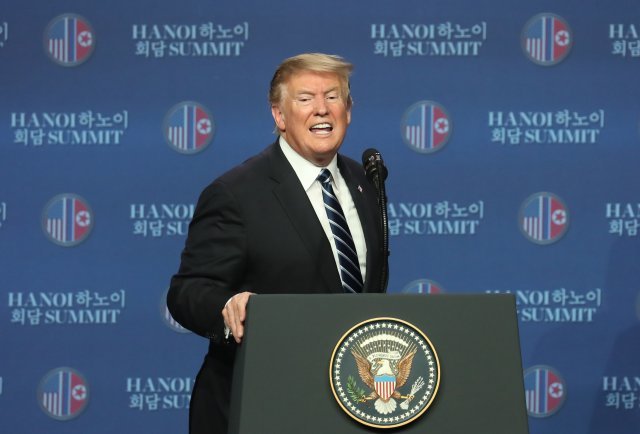 제2차 북미정상회담 이틀째인 28일 도널드 트럼프 미국 대통령이 베트남 JW메리어트 호텔에서 기자회견을 하고 있다.﻿【하노이(베트남)=뉴시스】