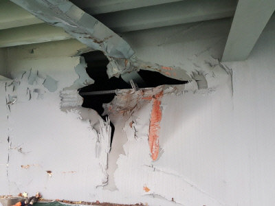 러시아 화물선의 충격으로 파손된 광안대교.｜부산시 제공