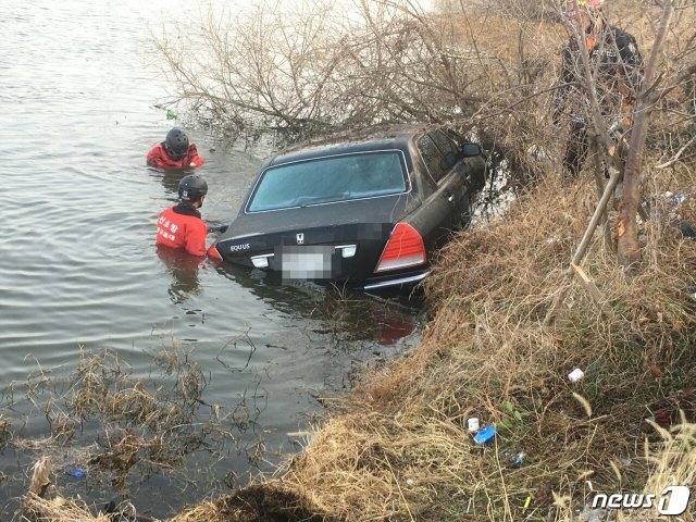28일 오전 7시24분쯤 부산 강서구 명지동에서 ‘맥도강에 승용차가 빠져있다’는 112 신고가 접수됐다. 현장에 출동한 소방대원들이 물속에 운전자 빠진 것은 아닌 지 정밀 수색을 진행하고 있다.(부산지방경찰청 제공)© 뉴스1
