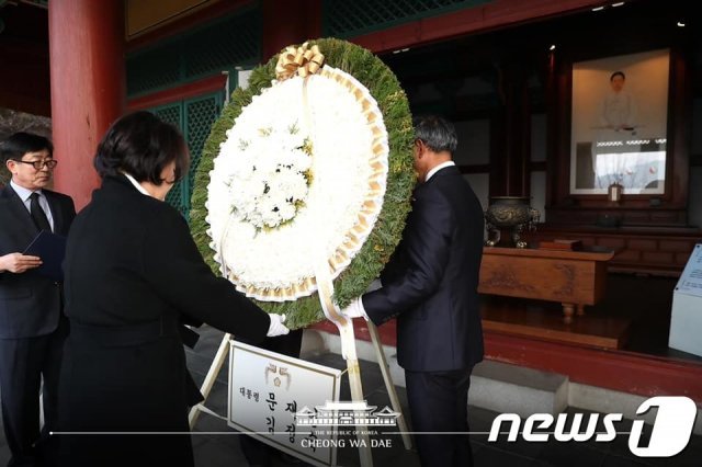 문재인 대통령 부인 김정숙 여사가 3·1절을 하루 앞둔 지난달 28일 충남 천안시 동남구 병천면 유관순 열사 추모각을 참배, 헌화하고 있다. (청와대 페이스북) 2019.3.1/뉴스1