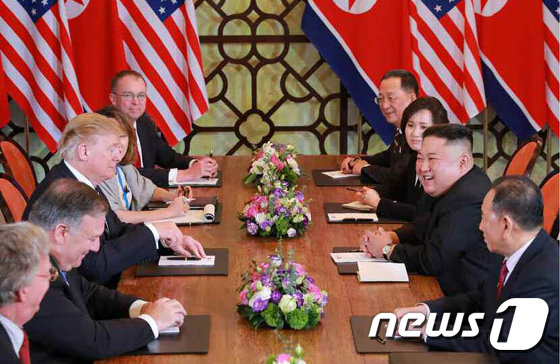 김정은 북한 국무위원장과 도널드 트럼프 미국 대통령이 28일 베트남 하노이 메트로폴 호텔에서 단독회담, 확대회담을 했다고 노동신문이 1일 보도했다. (노동신문 제공)2019.3.1/뉴스1