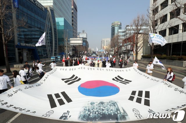 3·1절 100주년을 맞은 1일 광주 동구 금남로에서 열린 ‘3·1 만세 대행진’에 참석한 학생들과 광주 시민이 ‘대한독립 만세’를 외치며 행진하고 있다. 2019.3.1/뉴스1 © News1