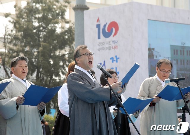 1일 오후 광주 동구 금남로에서 열린 3·1절행사에서 ‘광주 3·1혁명 기념사업추진위원회’ 최철 위원장이 ‘광주선언’을 낭독하고 있다.2019.3.1/뉴스1 © News1