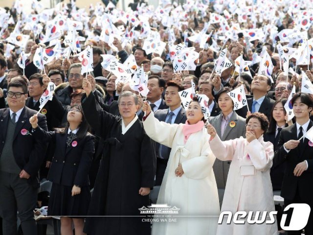 문재인 대통령과 부인 김정숙 여사를 비롯한 내빈들이 1일 오전 서울 광화문광장에서 열린 제100주년 3.1절 기념식에서 만세삼창을 하고 있다. (청와대 페이스북) 2019.3.1/뉴스1