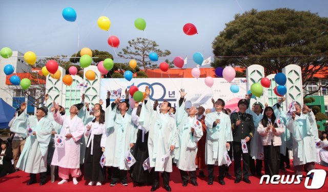 1일 오전 경남 함양군 함양읍 일원에서 열린 ‘제100주년 3.1절 기념행사’에서 참석자들이 풍선을 날리고 있다. (함양군 김용만 제공) 2019.3.1/뉴스1