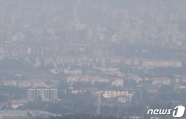 제주지역에 미세먼지 농도가 ‘나쁨’ 수준을 보인 1일 오전 제주시 오라동 중산간에서 바라본 제주 도심이 뿌옇게 보이고 있다.2019.3.1/뉴스1 © News1