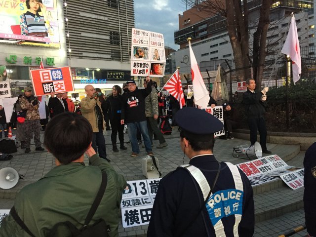 일본 시민 단체 회원들의 촛불 집회 장소 바로 옆에서는 1시간 전부터 극우 단체 회원들이 '한일 단교'를 외치며 반한(反韓) 시위를 벌였다. 도쿄=김범석 특파원 bsism@donga.com