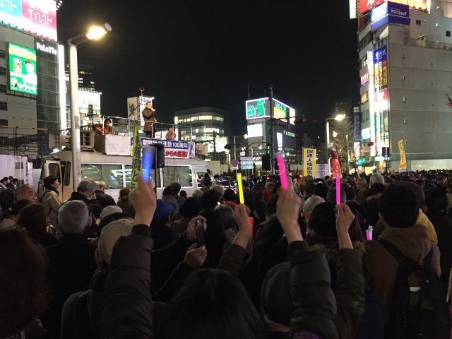 3·1절 100주년을 맞은 1일 오후 일본 도쿄 신주쿠에서 3·1절 100주년을 기리자는 일본 시민 단체 회원들의 촛불 집회가 열렸다. 도쿄=김범석 특파원 bsism@donga.com