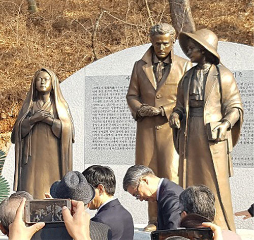 1일 오후 3시 충남 공주시 영명중고교에서 열린 유관순 열사와 사애리시 선교사 부부 동상 제막식 광경. 사애리시 선교사 동상이 유 열사 동상을 애틋한 눈으로 바라보고 있다. 한국선교유적연구회 제공