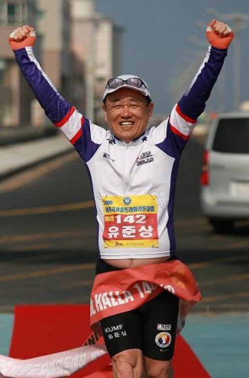 2009년 제주국제울트라마라톤 100km에서 결승선을 통과하고 있는 모습. 유준상 원장 제공.