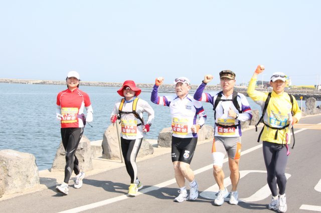 2009년 제주국제울트라마라톤 100km를 달리고 있는 모습. 가운데가 유준상 원장. 유준상 원장 제공.