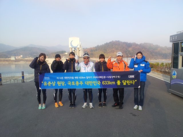2012년 국토종주 마라톤을 달릴 때 모습. 유준상 원장 제공.