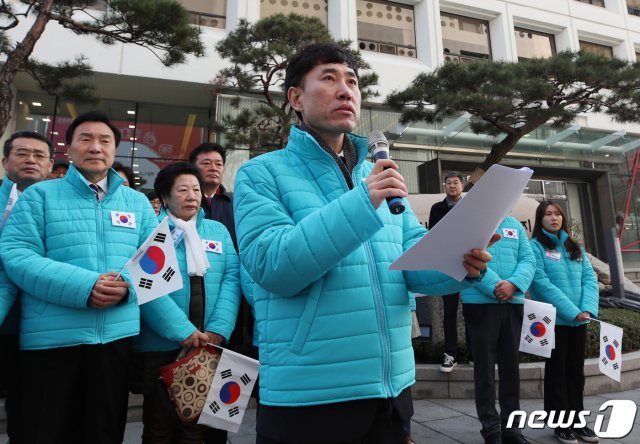 3·1절 100주년을 맞은 1일 오전 서울 인사동 태화빌딩 앞 독립선언유적지 비석 앞에서 하태경 바른미래당 의원이 독립선언서를 낭독하고 있다. 2019.3.1/뉴스1 © News1