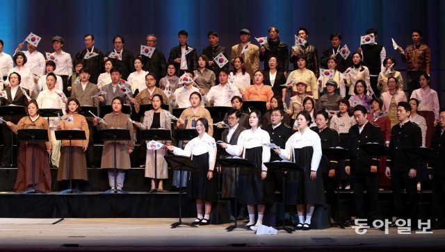 시민합창단 체험 채널A 이상연 기자

3.1운동 100주년 기념 서울시립합창단의 ‘유관순 칸타타’ 시민합창단원으로 참여한 채널A 이상연 기자가 2일 오후 서울 세종문화회관에서 리허설을 하고 잇다. 최혁중 기자 sajinman@donga.com