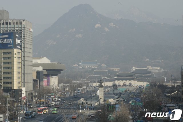 연휴 이틀째 미세먼지가 기승을 부리는 2일 오전 서울 광화문 광장 일대가 뿌옇다. 2019.3.2/뉴스1 © News1