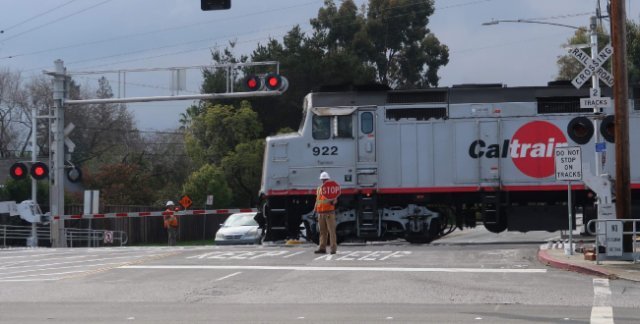 미국 샌프란시스코와 실리콘밸리를 잇는 통근열차 캘트레인(Caltrain). 한동안 미국에서는 이 일대 고교생들이 열차에 뛰어들어 스스로 목숨을 끊는 사고가 이어져 사회문제가 됐다.