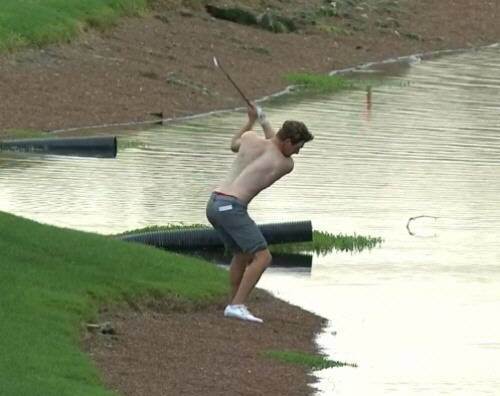 네스빗이 2일 혼다클래식 2라운드 6번 홀에서 상의를 벗고 바지를 무릎까지 걷은 채 두번째 샷을 하고 있다. 사진캡처 | PGA 투어