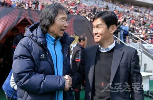 3일 서울 월드컵경기장에서 열린 ‘하나원큐 K리그1 2019‘ FC 서울과 포항 스틸러스의 경기에서 포항 최순호 감독(왼쪽)과 서울 최용수 감독이 악수를 나누고 있다. 상암 | 김민성 기자 marineboy@donga.com