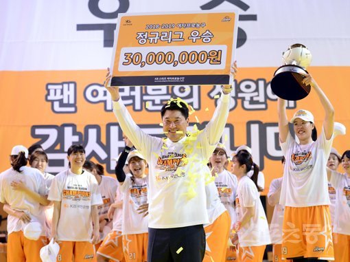 3일 청주체육관에서 열린 ‘우리은행 2018-2019 여자 프로농구’ 부천 KEB하나은행과 청주 KB스타즈 경기에서 KB스타즈가 승리하며 정규리그 우승을 차지했다. 안덕수 감독이 이병완 총재에게 시상보드를 받은 후 기뻐하고 있다. 청주｜김종원 기자 won@donga.com