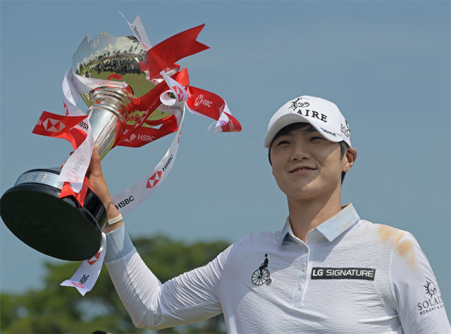 박성현이 3일 싱가포르 센토사GC에서 열린 미국여자프로골프(LPGA)투어 HSBC 위민스 월드챔피언십에서 역전 우승을 차지한 뒤 트로피를 들어 보이며 여유 있게 웃고 있다. 박성현은 이번 시즌 두 번째 참가한 이 대회에서 우승하며 상금 22만5000달러를 받았다. 싱가포르=신화 뉴시스