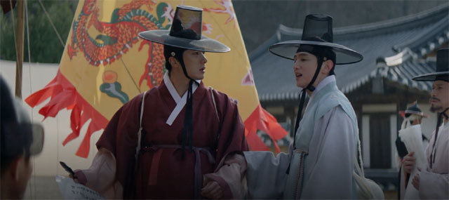 SBS 드라마 ‘해치’에서 연잉군 이금(정일우)과 박문수(권율)는 사극 톤을 최대한 배제한 채 현대극 같은 ‘케미’를 뽐낸다. 박문수(오른쪽)가 이금의 과거 대리 시험을 적발하는 장면. SBS 제공