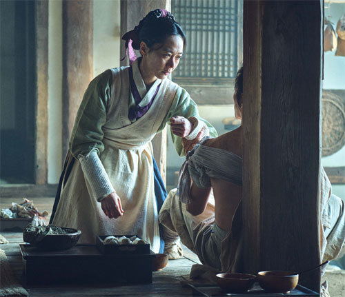 넷플릭스 ‘킹덤’에서 배두나는 의녀 서비가 천민 출신이라고 해석해 의도적으로 어색한 사극 톤을 냈다. 그를 두고 “사극과 어울리지 않는다”는 비판이 일기도 했다. 넷플릭스 제공