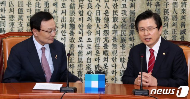 황교안 자유한국당 신임 당대표가 28일 서울 여의도 국회 더불어민주당 당대표실을 찾아가 이해찬 대표와 인사를 나누고 있다. © News1