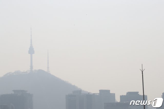 전국적으로 미세먼지 농도가 ‘나쁨’ 수준을 보이는 1일 서울 종로구에서 바라본 서울N타워가 뿌옇다. © News1