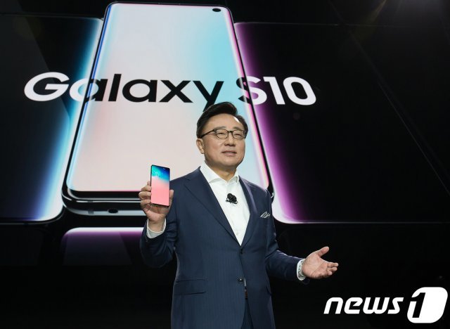 고동진 삼성전자 IM부문장이 지난 2월20일 미국 샌프란시스코 빌 그레이엄 시빅 센터에서 갤럭시S10을 소개하고 있다. © 뉴스1